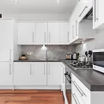 Wimbledon Two Bedroom Luxury Stays - Central London